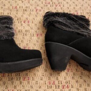 Skechers black leather uppers faux fur booties size 8.5